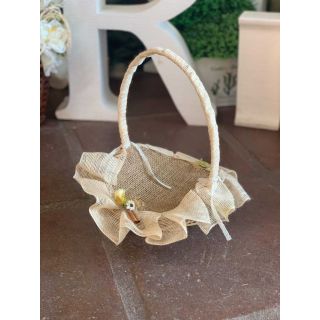Canasta color saco para tus p&eacute;talos de boda
