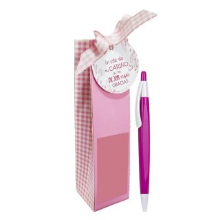 Cajita rosa de cuadros con boli y pegatina