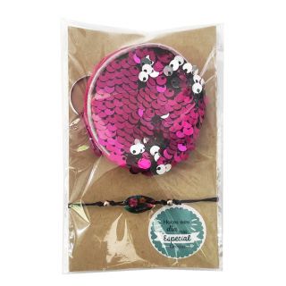 Monedero con pulsera de conchas en bolsa y pegatina