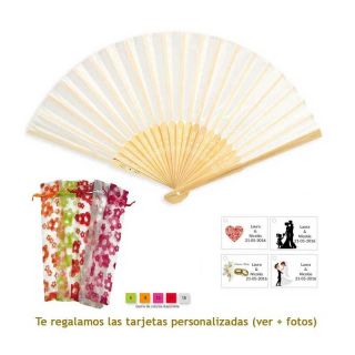 Abanico de bamb&uacute; en color crudo en bolsa de organdil con flores