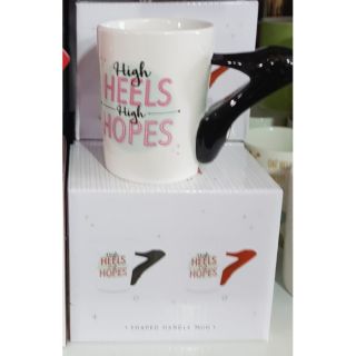 Taza con asa de zapato de tacón en rojo o negro