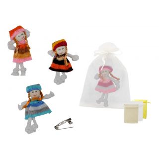 Broche de muñeca vestido de lana y bolsa de tul