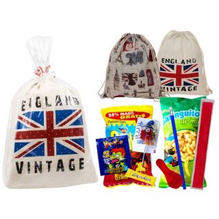 Mochila de tela con dibujo de ciudades y con golosinas
