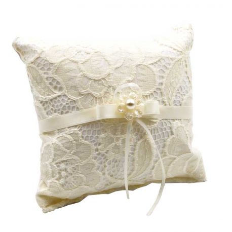 Cojín artesanal con tela de encaje beige, adorno con perla y lazo