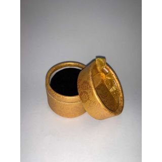 Caja dorada con lazo para bisutería o joyas