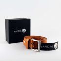 Cinturón para hombre en polipiel color miel, con elegante caja negra