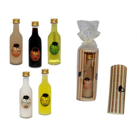 Botella de licor sol en caja de mimbre para detalles de boda