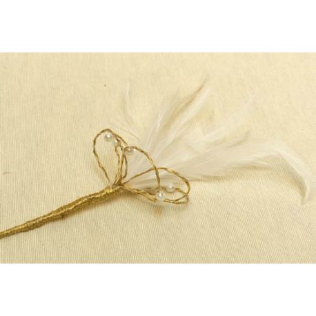 Tocado Discreto y Elegante con Plumas y Perlas