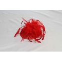 Tocado en base de sinamay y plumas variadas en Rojo