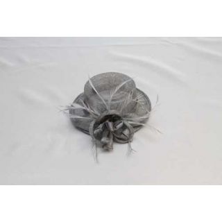 Tocado Tipo Pamela Sinamay Natural y Pluma Tintadas en Gris 16cm