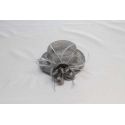 Tocado Tipo Pamela Sinamay Natural y Pluma Tintadas en Gris 16cm