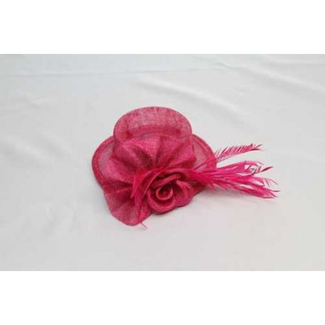 Tocado Tipo Pamela Sinamay Natural y Pluma Tintadas en Fucsia 1