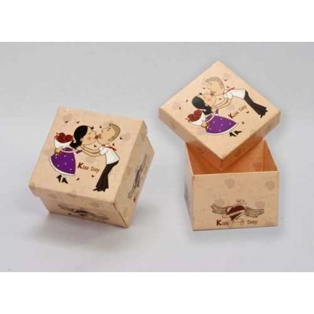 Caja cuadrada novios besandose