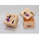Caja cuadrada novios besandose