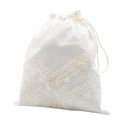 Limosnera de tela blanca con encaje para novias. Muy amplia y elegante
