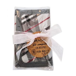 Monedero gris con lazo y tarjeta