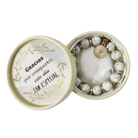 Caja beig con pulsera y pegatina genérica
