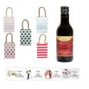 Vino para bodas con tarjeta personalizada y bolsa con asas