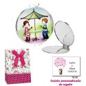 Espejo con sombrilla y niños, con caja de flores y lazo fucsia, y tarjeta personalizada