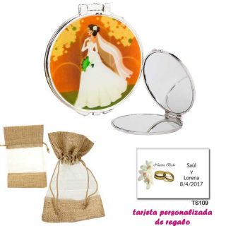 Espejo con una elegante novia con velo, con bolsa de saco marrón y tull, y tarjeta personalizada