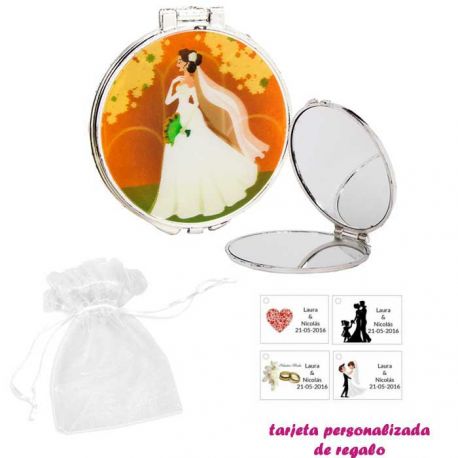 Espejo con una elegante novia con velo, con bolsa blanca de organza, y tarjeta personalizada