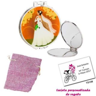 Espejo con una elegante novia con velo, con bolsa de saco rosa y tarjeta personalizada