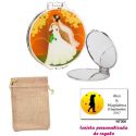 Espejo con una elegante novia con velo, con bolsa de saco marrón y tarjeta personalizada