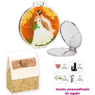 Espejo con una elegante novia con velo, con caja de elgante estampado marrón y blanco, y tarjeta personalizada
