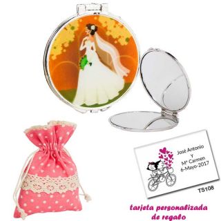 Espejo con una elegante novia con velo, con bolsa de lunares de color rosa, y tarjeta personalizada
