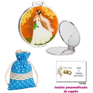 Espejo con una elegante novia con velo, con bolsa de lunares de color azul, y tarjeta personalizada