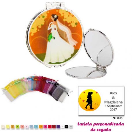 Espejo con una elegante novia con velo, con bolsa de organza multicolor, y tarjeta personalizada