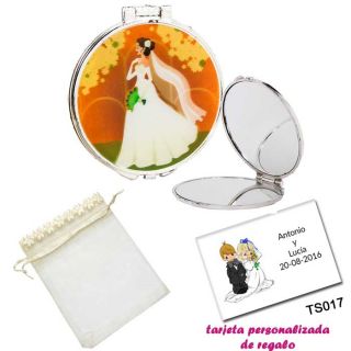 Espejo con una elegante novia con velo, con bolsa de organza con flores en el filo de color beige, y tarjeta personalizada