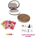 Espejo Galleta Oreo con peine blanco y con bolsa de organza con motivos florales multicolor, y tarjeta personalizada