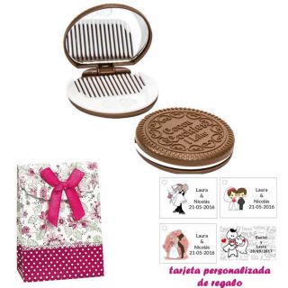 Espejo Galleta Oreo con peine blanco y con caja de flores y lazo fucsia, y tarjeta personalizada