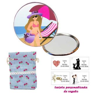 Espejo de Chapa con chica en la Playa, con bolsa de saco azul celeste estampada y tarjeta personalizada