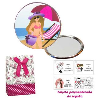 Espejo de Chapa con chica en la Playa, con caja de flores y lazo fucsia, y tarjeta personalizada