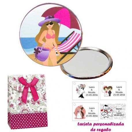 Espejo de Chapa con chica en la Playa, con caja de flores y lazo fucsia, y tarjeta personalizada