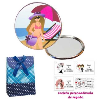Espejo de Chapa con chica en la Playa, con caja de flores y lazo azul, y tarjeta personalizada