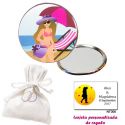 Espejo de Chapa con chica en la Playa, con bolsita blanca elegante con alianzas bordadas, y tarjeta personalizada