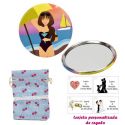 Espejo de Chapa con chica en la Playa, con bolsa de saco azul celeste estampada y tarjeta personalizada
