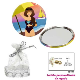 Espejo de Chapa con chica en la Playa, con una elegante bolsa plateada, y tarjeta personalizada