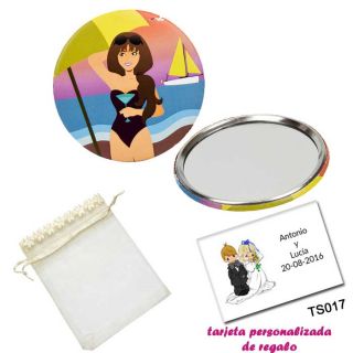 Espejo de Chapa con chica en la Playa, con bolsa de organza con flores en el filo de color beige, y tarjeta personalizada