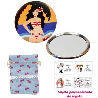 Espejo de Chapa con chica en la Playa, con bolsa de saco azul celeste estampada y tarjeta personalizada
