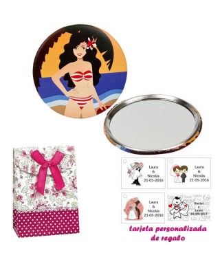 Espejo de Chapa con chica en la Playa, con caja de flores y lazo fucsia, y tarjeta personalizada