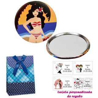 Espejo de Chapa con chica en la Playa, con caja de flores y lazo azul, y tarjeta personalizada