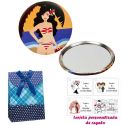 Espejo de Chapa con chica en la Playa, con caja de flores y lazo azul, y tarjeta personalizada
