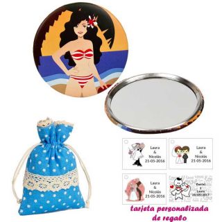 Espejo de Chapa con chica en la Playa, con bolsa de lunares de color azul, y tarjeta personalizada