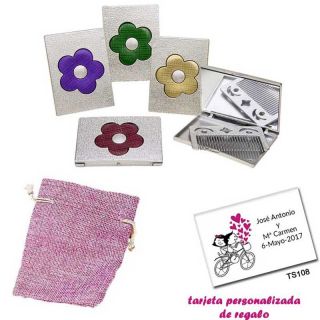 Espejo plateado con una flor grande, y con un peine en el interior, con bolsa de saco rosa y tarjeta personalizada