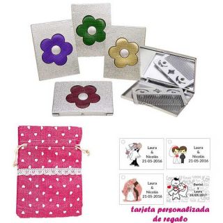 Espejo plateado con una flor grande, y con un peine en el interior, con bolsa de saco rosa estampada y tarjeta personalizada