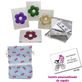 Espejo plateado con una flor grande, y con un peine en el interior, con bolsa de saco rosa celeste estampada y tarjeta personali